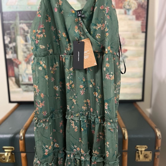 Vero Moda Dresses & Skirts - Vero Moda Green Floral Dress